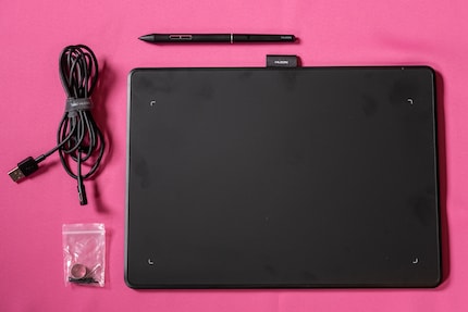 Huion emballe le stylet, les pointes de rechange et le câble avec l’appareil.