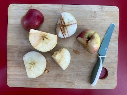 Seuls les enfants peuvent couper des pommes avec autant d’art.