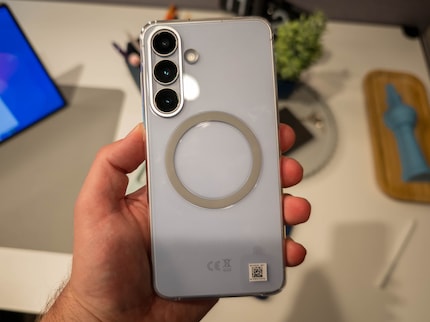 Le Galaxy S25 FE est Qi2 Ready. Il ne tient magnétiquement sur les chargeurs qu'avec une housse supplémentaire.