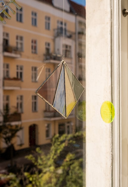 Un vitrail fait main donne l’impression d’une œuvre d’art flottante qui rend la pièce plus vivante.