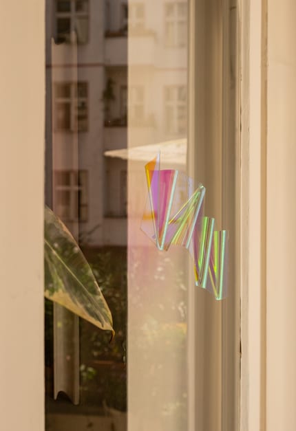 Un capteur de lumière reflète le soleil et crée des effets arc-en-ciel multicolores.