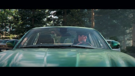 Le tempérament fougueux de Bond l’empêche d’attendre gentiment dans la voiture.