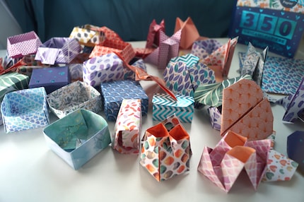 En un rien de temps, mon fils et moi avons plié une montagne entière d’origamis et nous sommes vraiment détendus.
