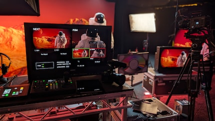 Un décor typiquement hollywoodien : de la caméra au téléviseur du salon en passant par l’écran de référence.