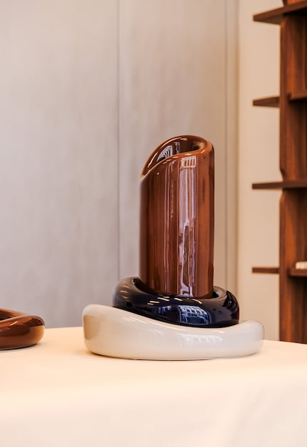 Le marron apporte de la chaleur aux concepts minimalistes.