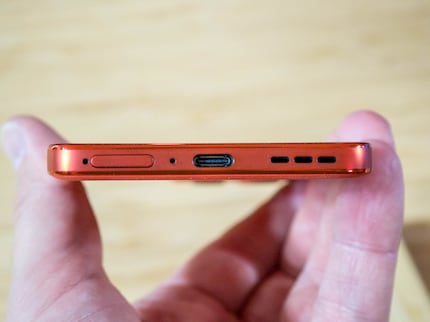 L'Edge 60 Neo peut être rechargé par câble ou sans fil.