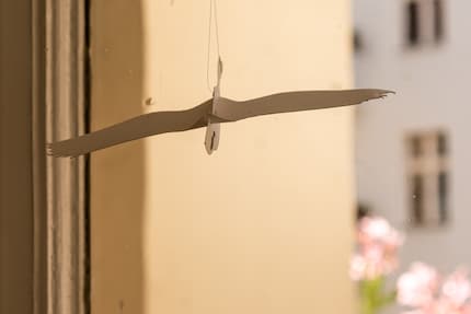Les pendentifs DIY bougent doucement au gré du vent et font penser à un mobile apaisant.