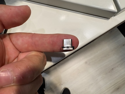 Vous devez placer le petit dongle dans le port USB-C de vos AirPods Max.
