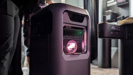 Certains pourraient confondre la valise à roulettes avec un nouveau droïde de « Star Wars ».