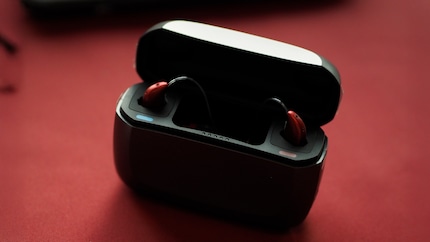 The charging case is designed to protect the hearing aid on the one hand and recharge it quickly on the other.