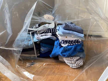 Plus les enfants grandissent, plus ils portent des vêtements trop petits, auxquels sont attachés tant de souvenirs et de premières fois.