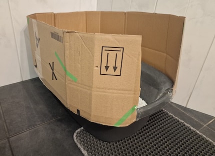 Le carton Galaxus a dû faire office de mur de toilettes. Sexy, n’est-il pas ?