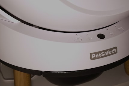 En y regardant de plus près, c’est la fente sous la boule qui pose problème : la puanteur provient du tiroir des toilettes.