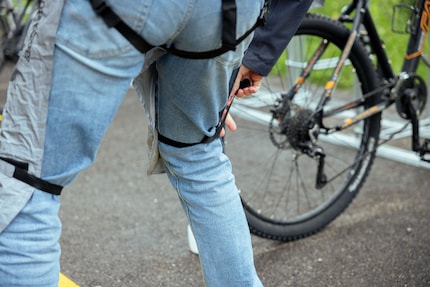 J'utilise des élastiques pour fixer le pantalon sur moi.