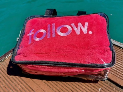 Pratique pour le transport : le poncho de surf est livré dans un sac en plastique.