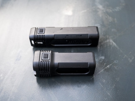 Comparaison des tailles de Knog : en haut Blinder 600, en bas Blinder 400.