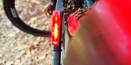 Le Knog Plus ici sur le hauban/la tige de selle.