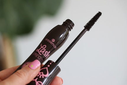 La brosse effilée atteint également les cils du coin interne de l’œil.