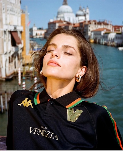 Is it still about football? This is how Venezia FC 2022 advertised the footballer’s kit.