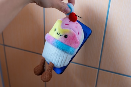 Mon muffin en peluche comme compagnon quotidien du Pixel 10. Les deux sont vraiment attirés l’un par l’autre.