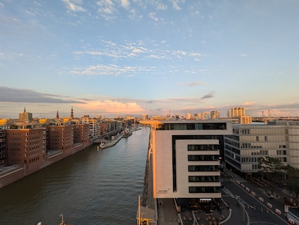 Certes, la vue sur Hambourg serait tout simplement épique même avec un mauvais appareil photo, mais la qualité du Pixel 10 aide énormément.