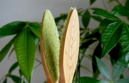 L’extérieur de la pince est en bambou et l’intérieur en matériau microfibre.