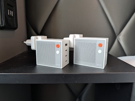 Le Pixel 100 est un peu plus petit et plus léger, mais tous deux sont compacts.