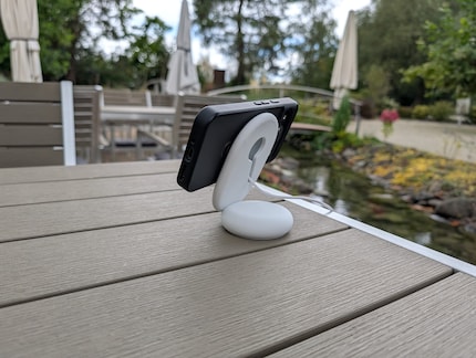 Les chargeurs magnétiques me permettent de charger le Pixel sans fil.