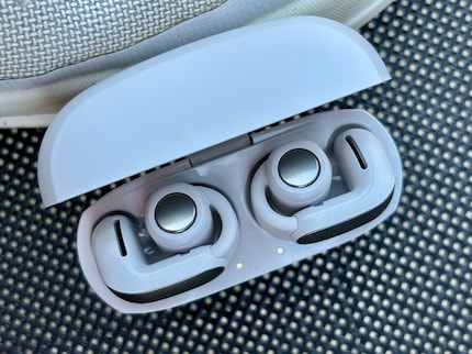 Au premier abord, ces écouteurs me laissent perplexe : comment vais-je les coincer sur mon oreille ?