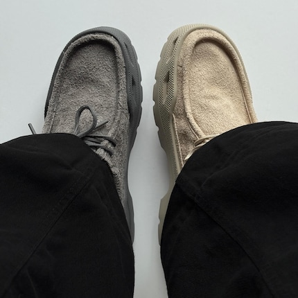 Crocs ou Clarks ? Difficile à dire à vol d'oiseau.