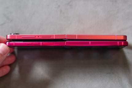 The hinge on the top of the Z Flip 7 is quite crooked.