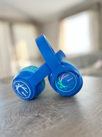 The headphones are available in different colours; I opted for blue.