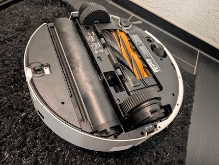 Lorsque le robot aspire le tapis, un couvercle recouvre le rouleau.