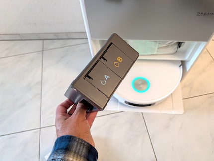 Dans la station de base, je trouve des réservoirs pour deux produits de nettoyage différents.