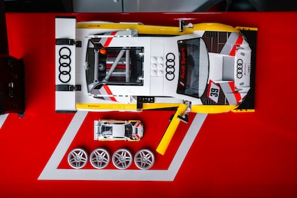 L'Audi R8 LMS est livrée avec des jantes interchangeables au look sport automobile.