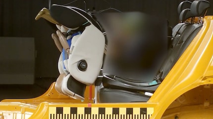 Le Chipolino Olympus i-Size avec un mannequin de onze kilos.